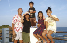 シミ・汗抜き、高品質手仕上げ、無料集配／上石神井 オハナクリーニングの家族写真