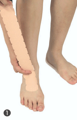 1.テープ先端を、足の甲の中央から貼りだします。