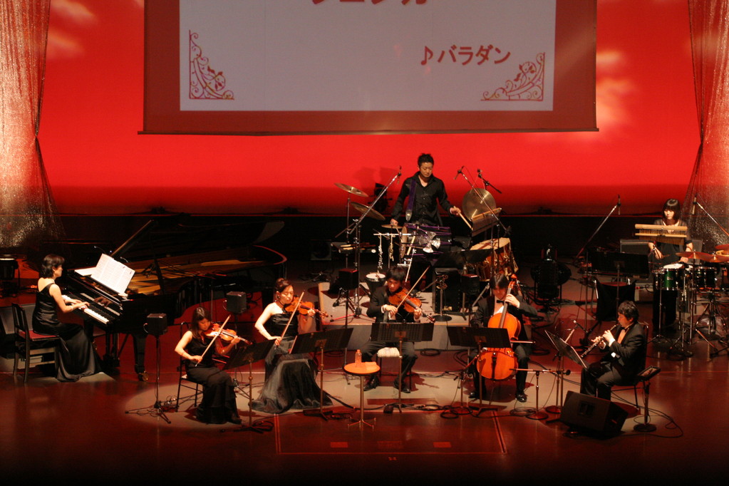 そしてバラダン。「尊徳女王」「イ・サン」が加わった「新・歴史物語」を演奏。パーカッションのパフォーマンスも彩りを添え拍手喝采！