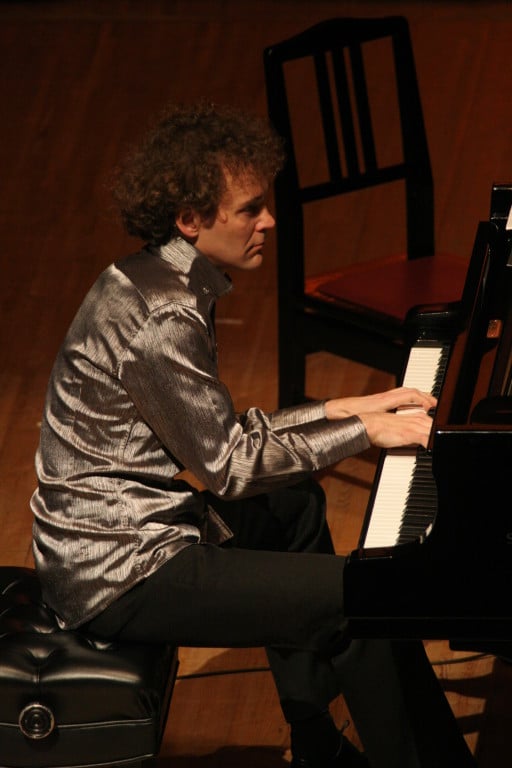 ピアノはポーランド出身のミハウ・ソブコヴィアクさん