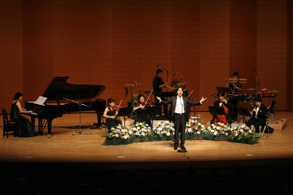 カンツォーネから演歌まで、様々なジャンルの曲を秋川さんWorldでお届け！