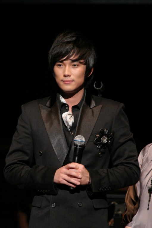 次に、人気グループV.O.Sより、ソロでは初のキム・キョンロクさん