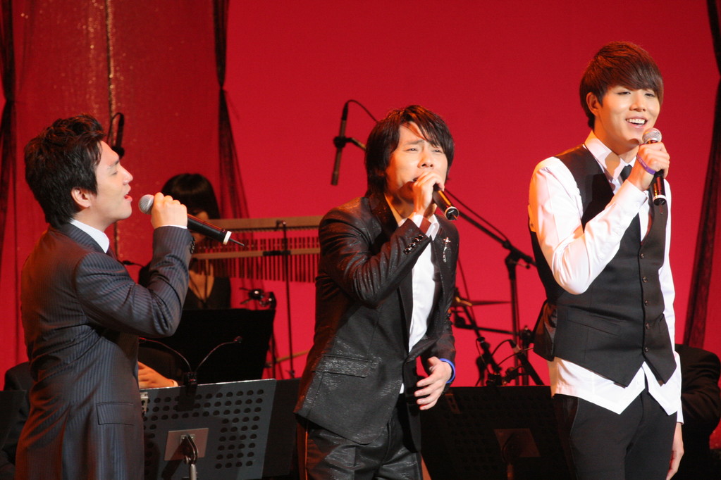 フィナーレは華やかに3人でハモり、盛り上がりの中、閉幕。