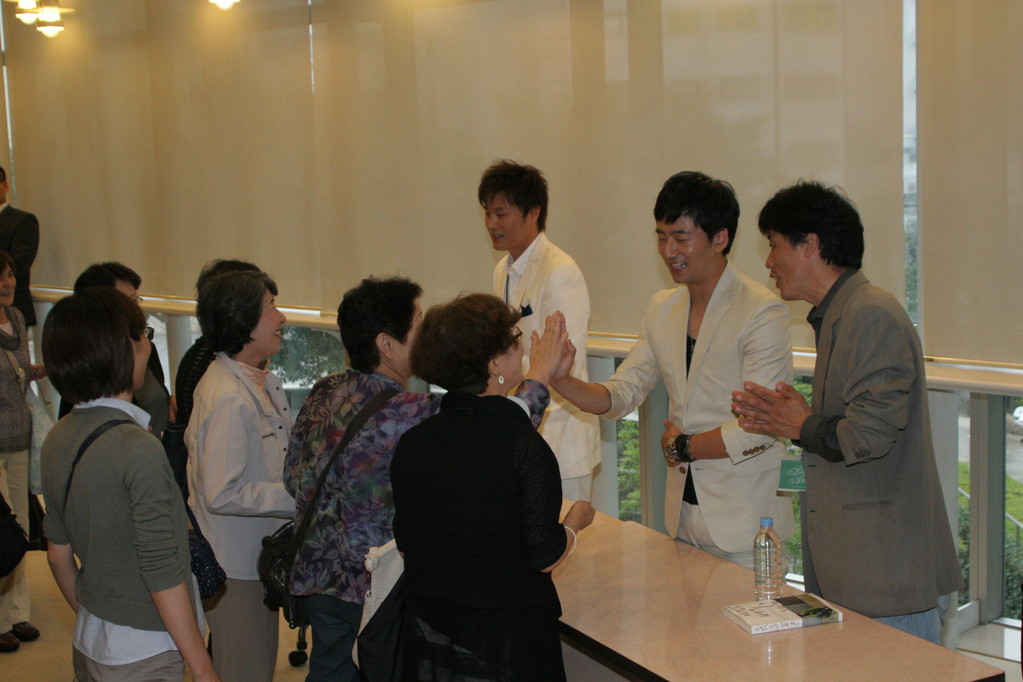 終演後はチャリティー・ハイタッチも行われました。有難うございました！