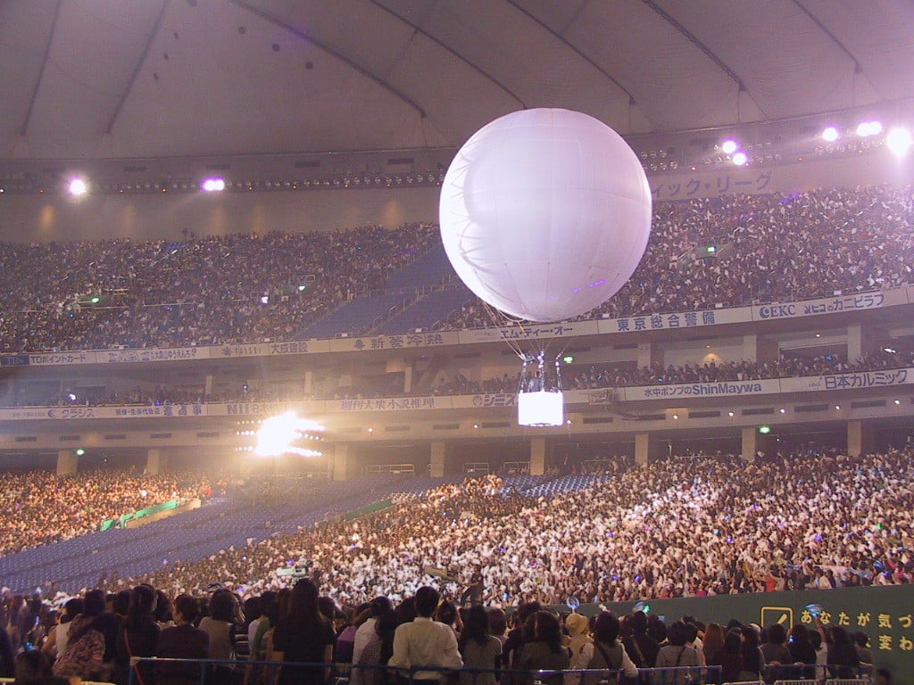 ドームをゆったり飛行しながらファンに挨拶