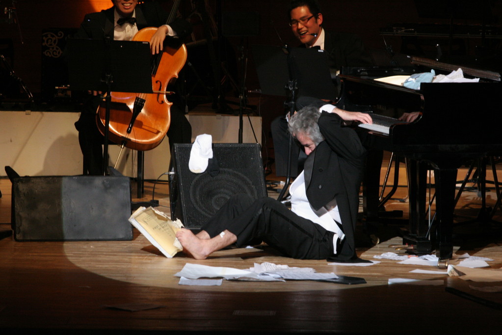 後ろ向き・しかも交差した手で！有名なあの曲を演奏出来てしまうとは・・・（！！）