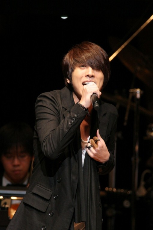 トップバッターはドラマ「チング」の主題歌を歌っている新人のフィさん