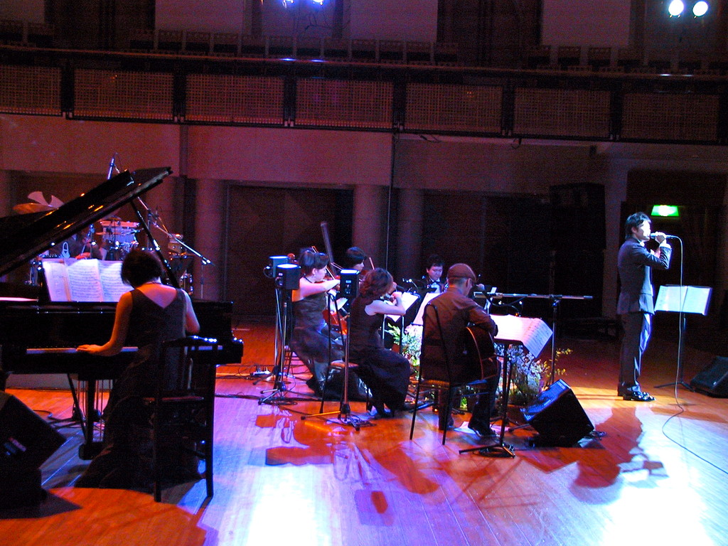 夏からはギターの増崎氏をゲストに迎え、共演。