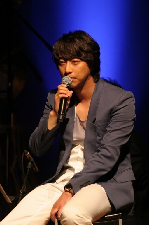 ドラマ内手紙シーンを再現するオ・マンソクさん。会場は感動に包まれた・・・