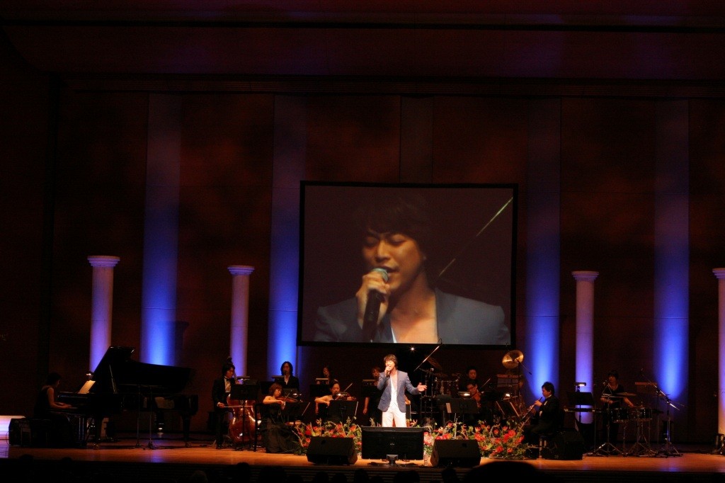 実はミュージカル俳優としても名高く、歌のサプライズも！