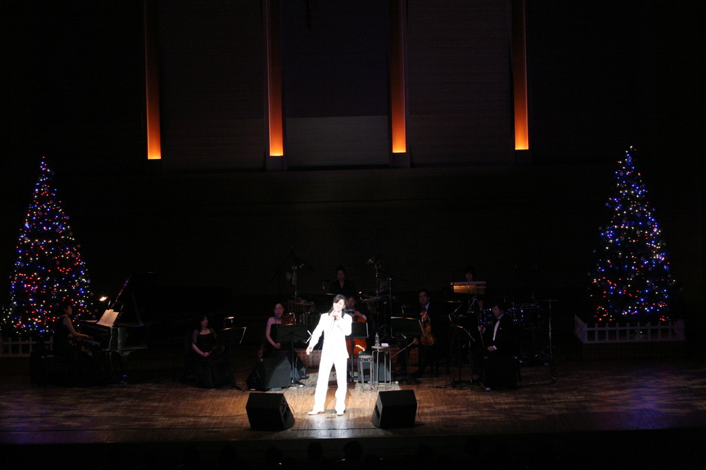 アンコールではX'masコンサートのラストに相応しい壮大な「O Holy Night」を熱唱！