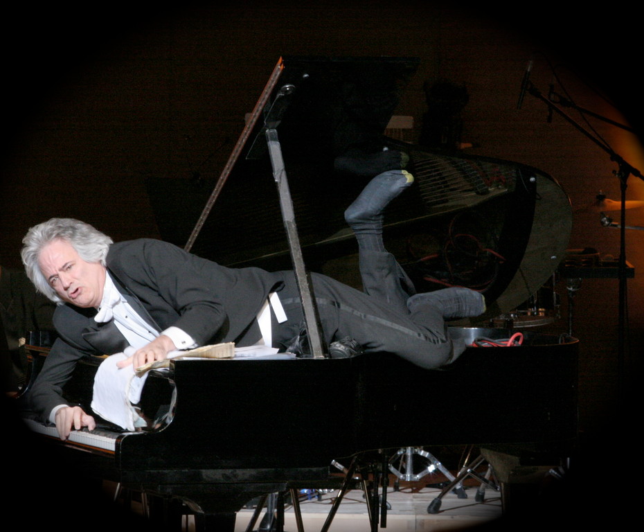 「え？ピアノに登って？？一体何をされるの？！」とか・・・