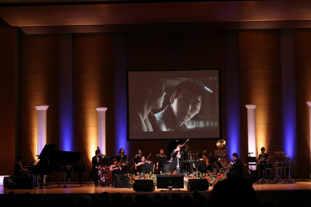 ドラマのワンシーン映像と共に