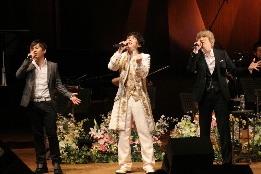 アンコールでは、３人の皆さんがハモり、和やかに終了