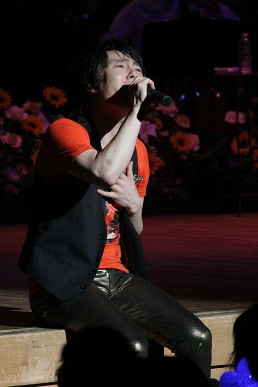 舞台から客席の前に腰掛けられ、歌うZeroさん。