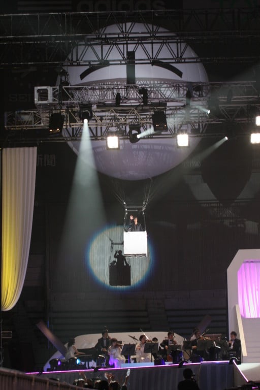 飛行を終え、手を振るヨン様