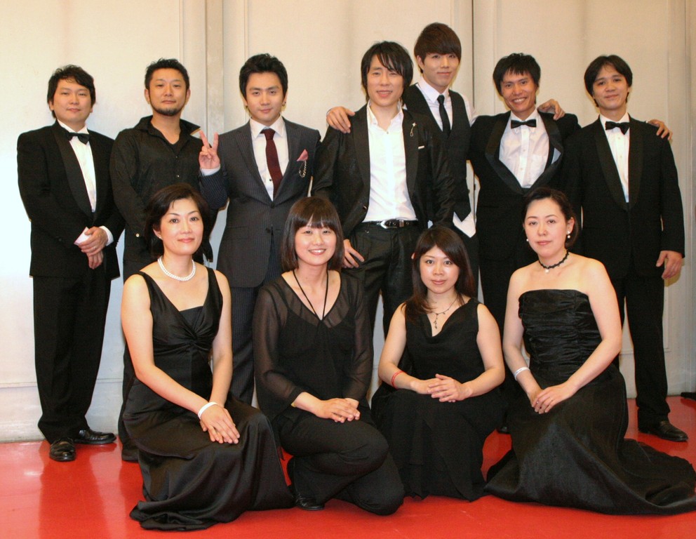 終演後、リストバンド握手会の後全員で記念撮影。お疲れ様でした～！