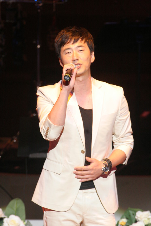 登場と同時にお歌の披露を！