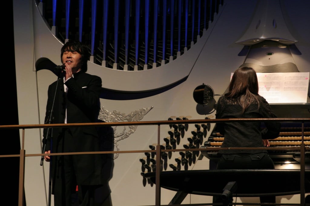 パイプオルガンと共にヘンデル作曲「パリネルリ」を披露されるグァヌさん