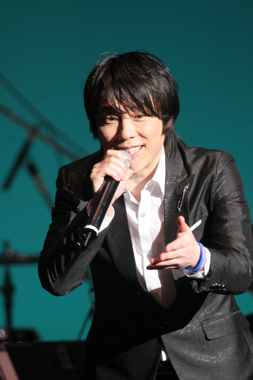 素敵な歌声と楽しいトークで魅了されました。