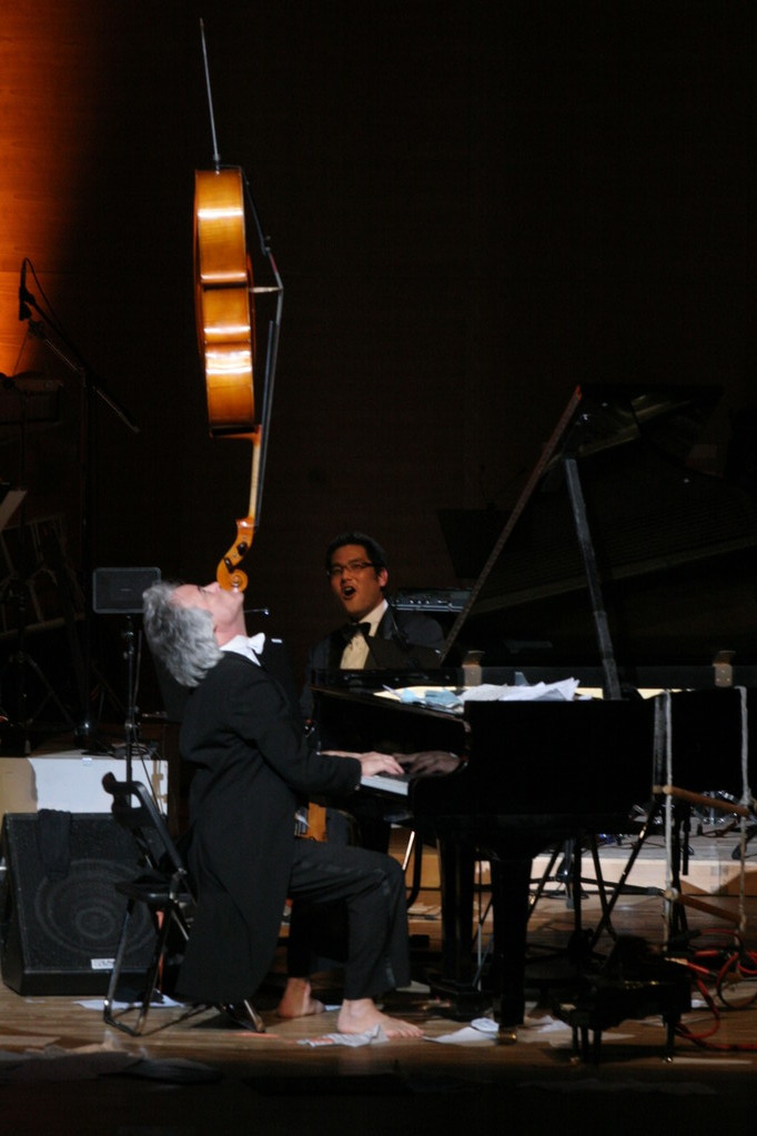 えぇ〜！！なんと大きなチェロを乗せながら！演奏！！（驚）拍手喝采の会場。