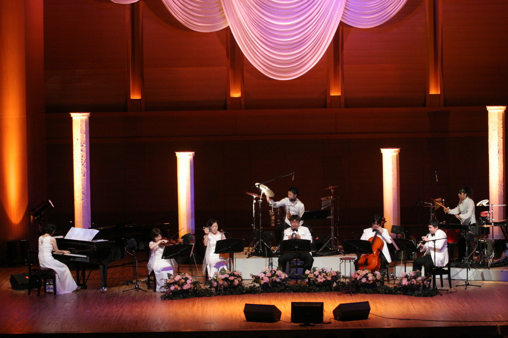 「始まり」では2人のメンバーがパーカッションで演奏参加！（笑）