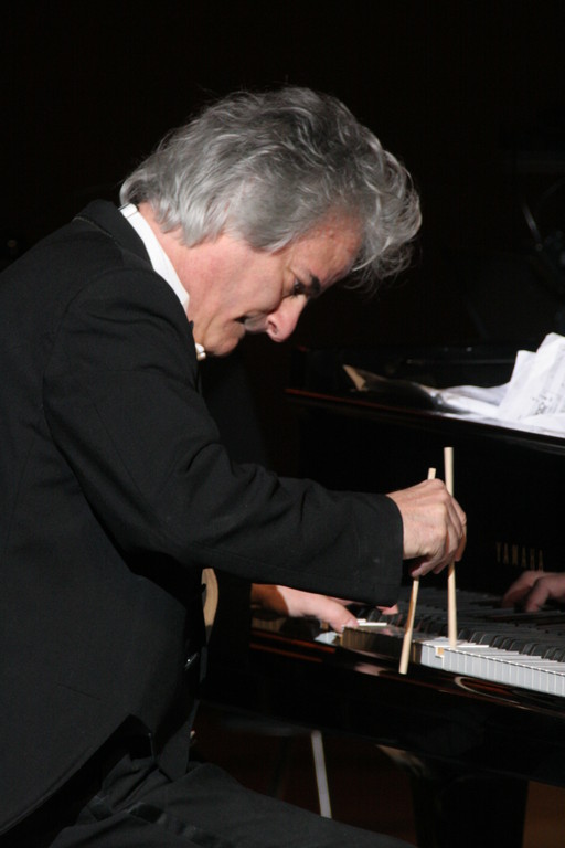 割り箸をパキっと割って。何をされるのかと思ったらまさかの「お箸奏法」？？（笑）