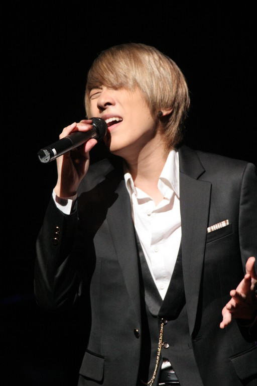 トップバッターは「チング」主題歌を歌っていた、フィさん