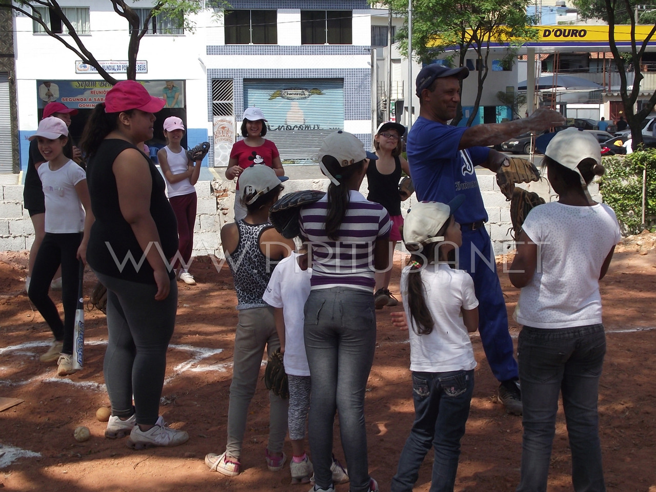 Professor Agnaldo ensinando garotas a jogar (2012)