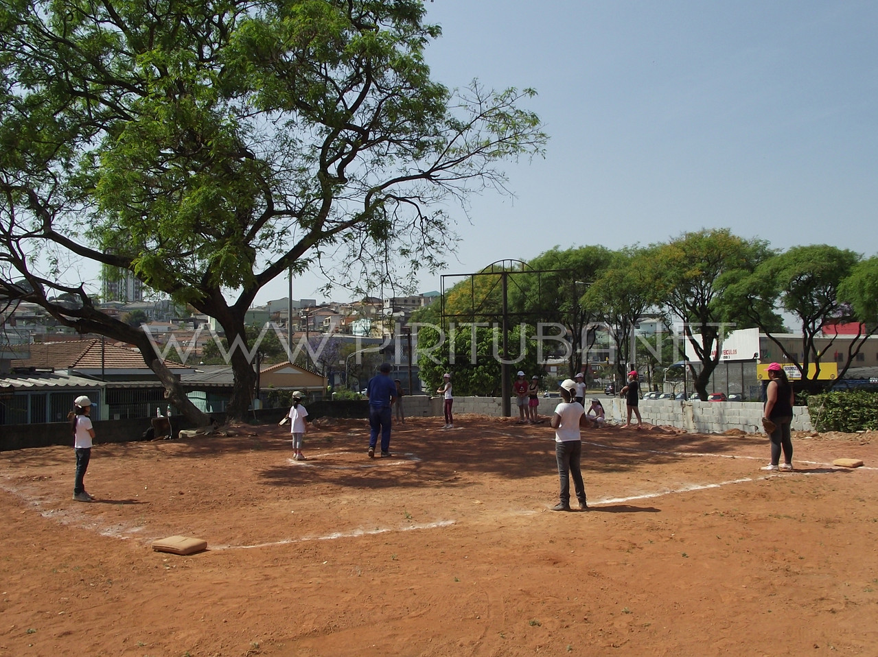 Professor Agnaldo ensinando garotas a jogar