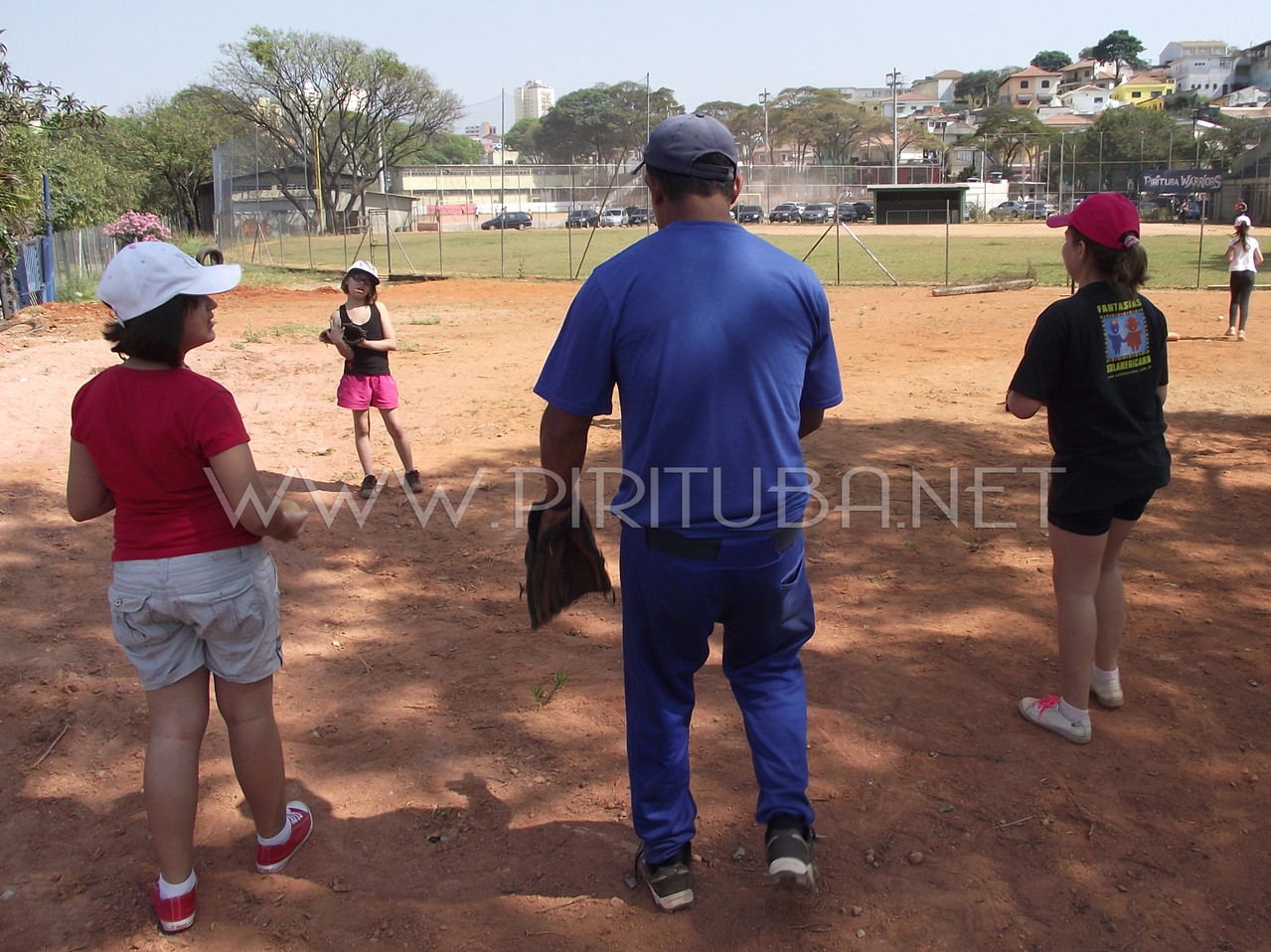 Professor Agnaldo ensinando garotas a jogar