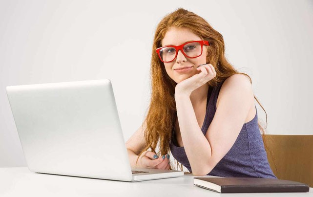 Mädchen vor PC sitzend