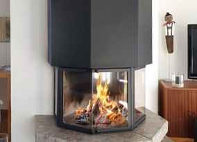 Vetratura del camino STAFFIERI: Vetratura forma speciale, disponibili vari colori di telaio.