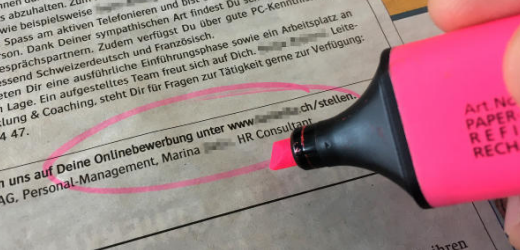 Beim Bewerbungsschreiben gilt es zu zeigen, dass man sich mit dem potenziellen Arbeitgeber und der Arbeitsstelle auseinandergesetzt hat.