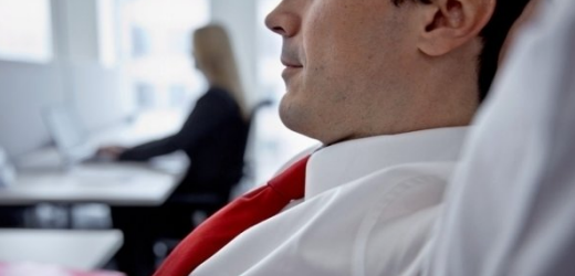 Immer mehr Mitarbeitende wünschten sich eine Aufgabe, die Sinn stiftet: Ein Angestellter in einem Büro. (Symbolbild) (Bild: Keystone/Martin Rütschi)