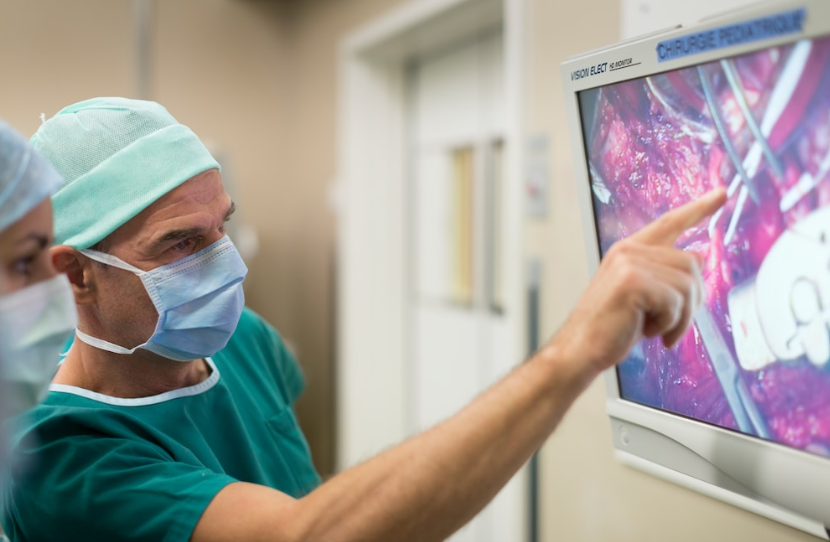 Im Gesundheitswesen sind besonders viele Stellen offen.