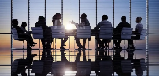 Mimik, Gestik oder Haltung haben großen Einfluss auf die Glaubwürdigkeit und Wirkung einer Person im Meeting. Dessen sind sich die wenigsten jedoch bewusst. Hier vier Tipps, worauf Sie in Besprechungen achten sollten.