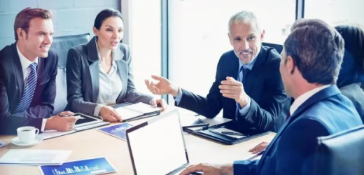 Tipp 1: Offene Körperhaltung: Behalten Sie eine offene Körperhaltung und nutzen Sie ruhige und nicht zu ausladende Gesten. Achten Sie darauf, nicht zu viele hektische Handbewegungen zu machen.