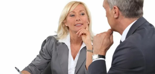 Tipp 3: Aufmerksamkeit: Signalisieren Sie Interesse und Aufmerksamkeit - hören Sie aktiv zu, nicken Sie zustimmend, halten Sie Blickkontakt, lassen Sie Ihren Gesprächspartner ausreden.