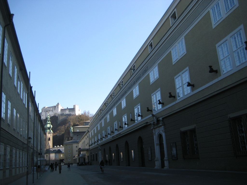 Festspielhaus mit Blick auf Festung