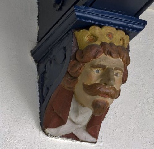 Detail: hergebruikte figuratieve console. 