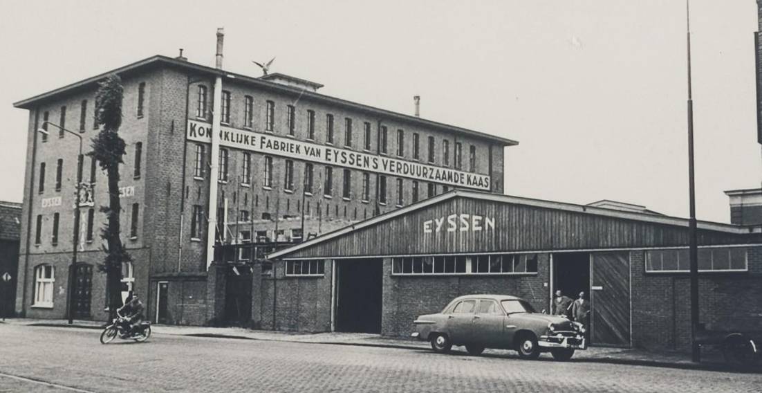 Foto van kaaspakhuis Eyssen vanaf het kanaaleiland, 1954 (bron: Noord-Hollands Archief)