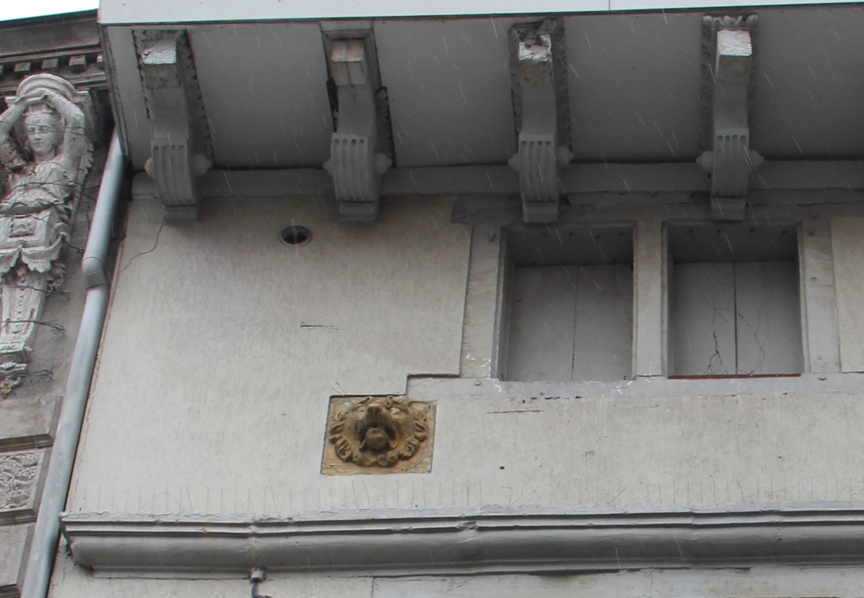 Detail forse kroonlijst met authentieke consoles, waar oorspronkelijk 'eikels' afhingen. 