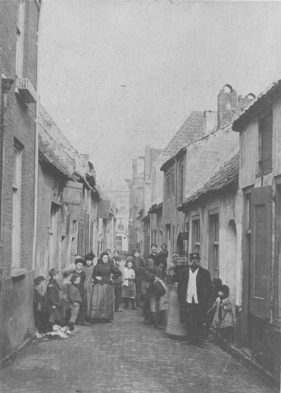De Vlaamsegas rond 1900-1910. Op de achtergrond de luxe Molenstraat (bron: Regionaal Archief Nijmegen)