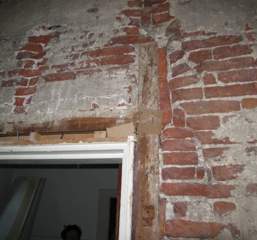 Korfboog en kozijn van een 17e-eeuwse doorgang tussen gang en kamer. 