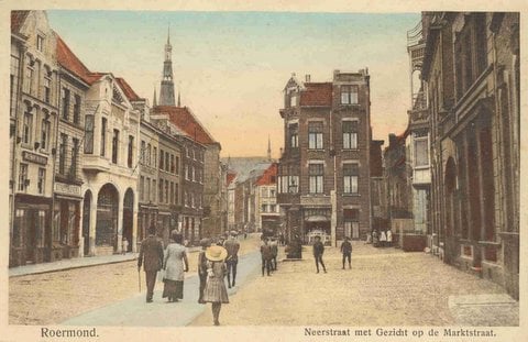 Prentkaart Neerstraat, circa 1920, met links nummer 10. 