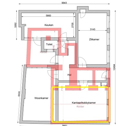 Projectie van de kelders op de plattegrond van de begane grond. De gele belijning betreft de middeleeuwse mergelstenen kelder. Opvallend is de kelder die onder de binnenplaats ligt.