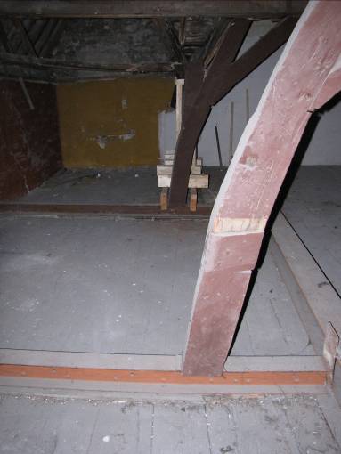 De krommers van de kap van het voorhuis staan achter de huidige achtergevel: sporen van oude wijziging. 