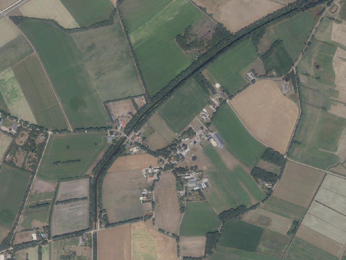 Luchtfoto van Westdorp met duidelijk herkenbaar de opzet van de es