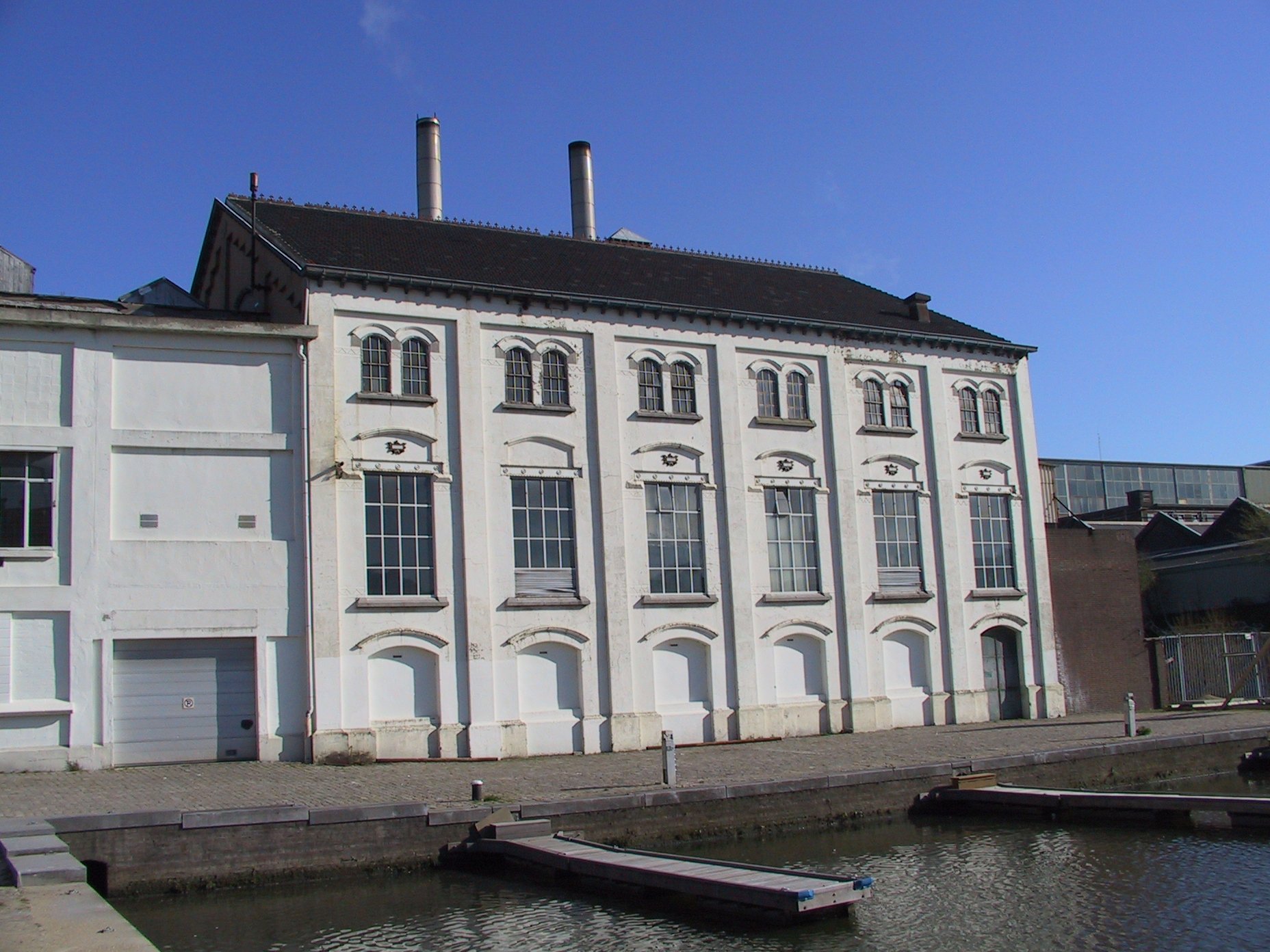 De voorgevel van het elektriciteitscentrale uit 1910. 